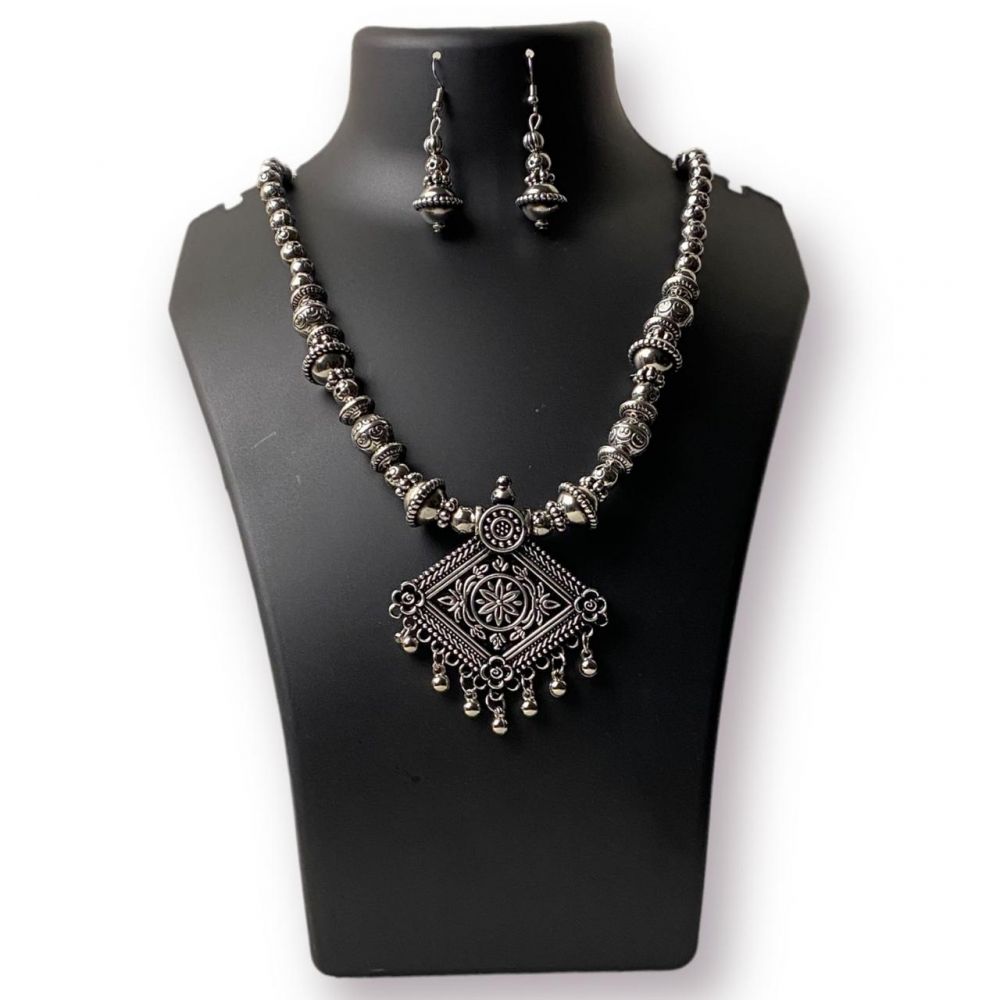 Black Metals Silver Beads Necklace